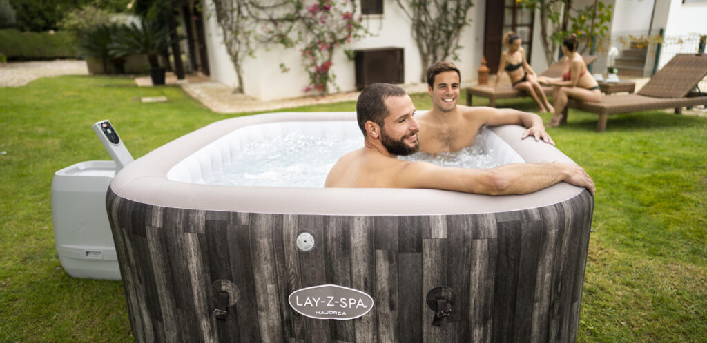 Square hot tub for 6 people